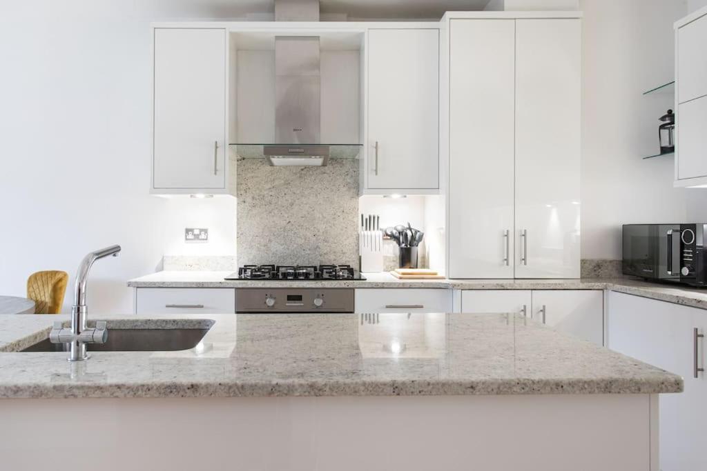 Centre Luxurious Free Parking Apartment